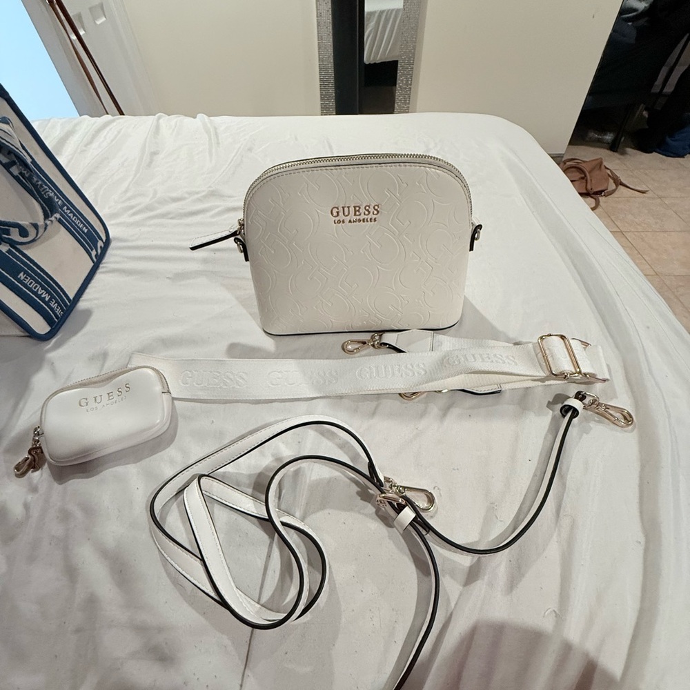 GUESS Elegant White Crossbody Bag